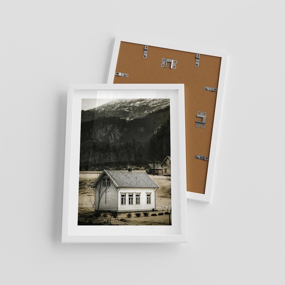 Plakat w ramie 30x40 - Ciepło i Urok Górskiego Domku - domek w górach, sepia - rama biała