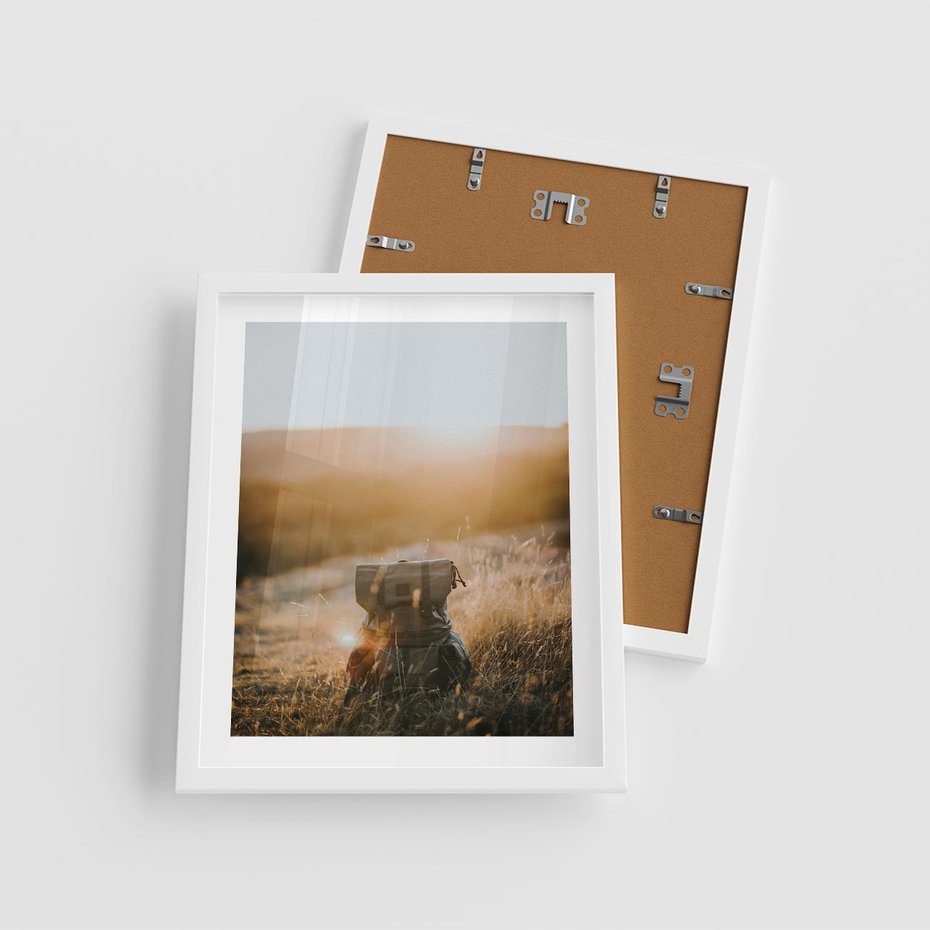 Plakat w ramie 40x50 - Podróżniczy bukiet na łące - plecak, podróż - rama biała