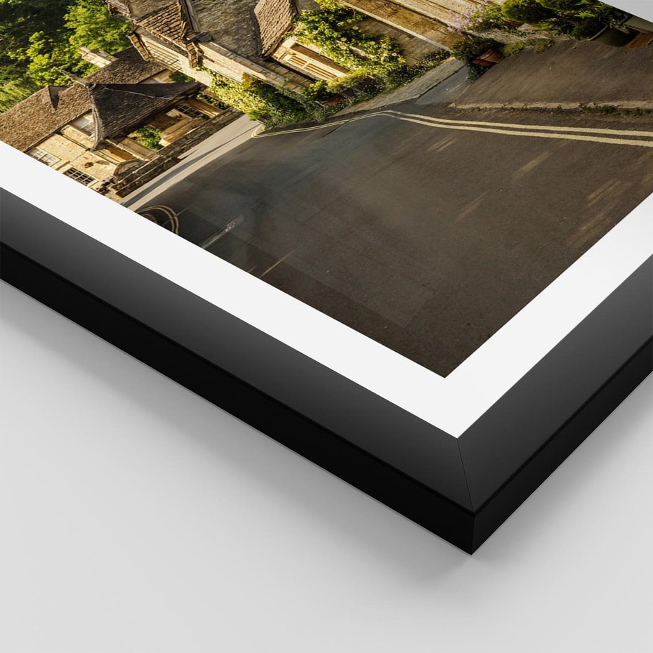 Plakat w ramie 50x70 - Magiczna podróż w głąb miasta - uliczka, perspektywa - rama czarna