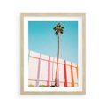 Plakat w ramie 40x50 - Tropikalny Kontrast - palma na tle błękitnego nieba, kolorowy mur - rama drewno