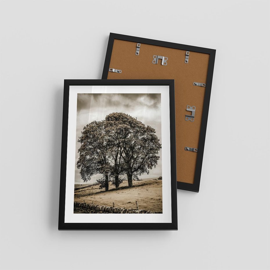 Plakat w ramie 30x40 - Spokojna Osamotniona Chwila - beżowe kolory, samotne drzewo na polu - rama czarna