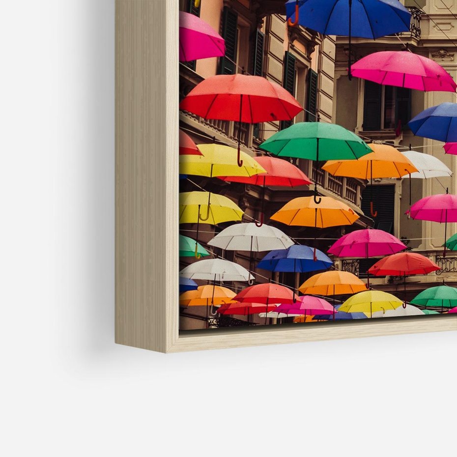 Obraz w ramie 80x80 - Barwna symfonia wyobraźni - fotografia, kolorowe parasolki podwieszone nad ulicą - rama drewno