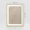 Plakat w ramie 30x40 - Ślady na Złocistym Piasku - piasek, ślady stóp na piasku - rama drewno