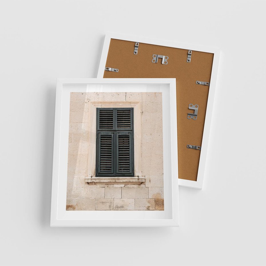 Plakat w ramie 40x50 - Urok Starego Okna z Zielonymi Okiennicami - stare okno, kamienica - rama biała