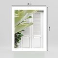Plakat bez ramy 40x50 - Tropikalne Okno - białe okiennice, zielona tropikalna roślina