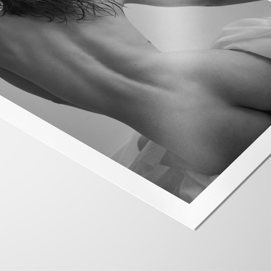 Plakat bez ramy 30x40 - Piękno o Poranku - czarno biała fotografia, akt kobiecy