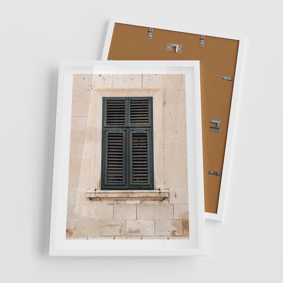 Plakat w ramie 50x70 - Urok Starego Okna z Zielonymi Okiennicami - stare okno, kamienica - rama biała