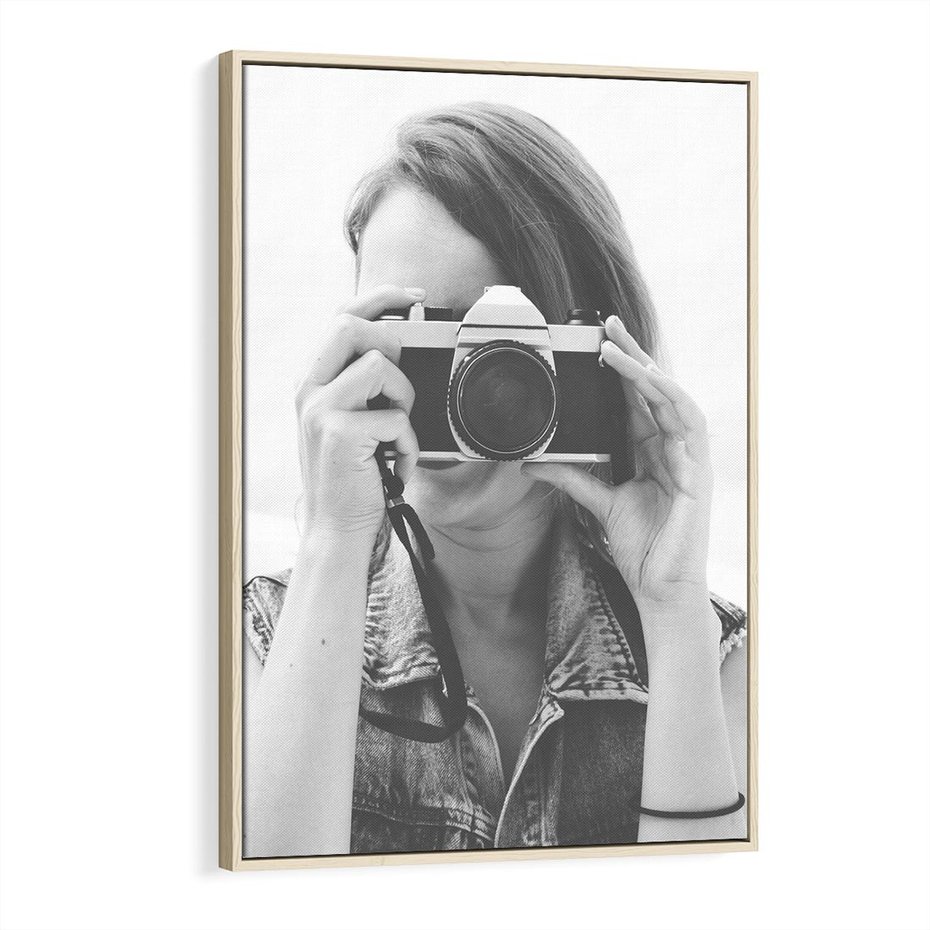 Obraz w ramie 80x120 - Zrób mi Zdjęcie - fotografia, kobieta z aparatem - rama drewno