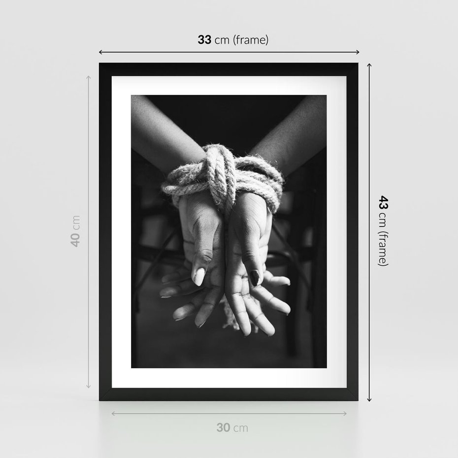 Plakat w ramie 30x40 - Splątane Uczucia - czarno biała fotografia, artystyczna - rama czarna