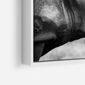 Obraz w ramie 100x70 - Potęga Afryki - czarno biała fotografia, zbliżenie na postać nosorożca - rama biała