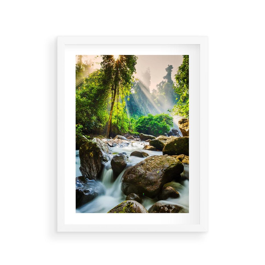 Plakat w ramie 30x40 - Idylliczny strumyk w urokliwym lesie - strumyk, las - rama biała