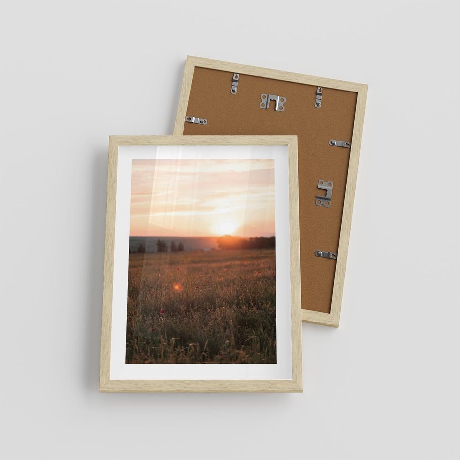 Plakat w ramie 30x40 - Łąka we Wschodzącym Słońcu: Magia Poranka - łąka, krajobraz - rama drewno