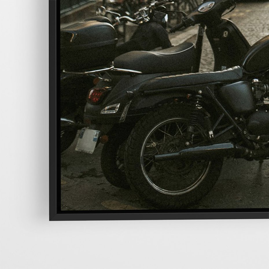 Obraz w ramie 50x70 - Ducha Przygody - motor, uliczka - rama czarna