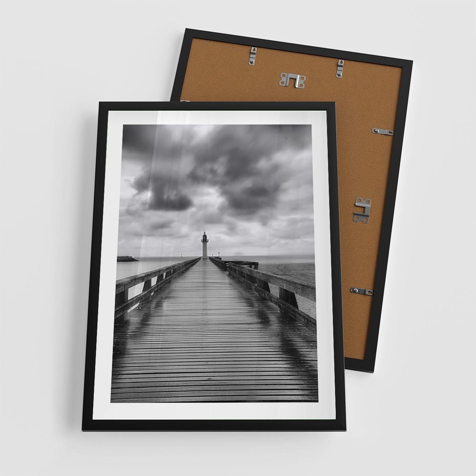 Plakat w ramie 50x70 - Romantyczny pomost z latarnią - pomost, latarnia - rama czarna