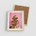 Plakat w ramie 40x50 - Złote Liście Monstery: Delikatność na Różowym Tle - złote liście monstery, różowe tło - rama drewno