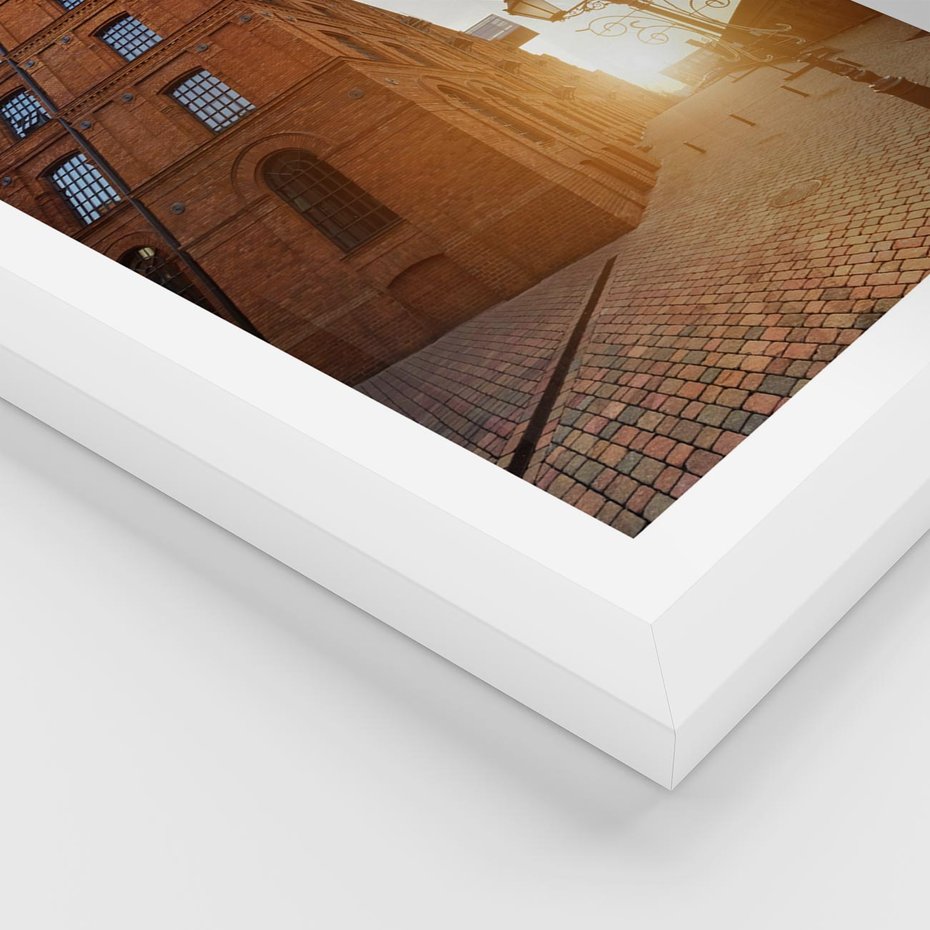 Plakat w ramie 50x70 - Perspektywa uliczki - uliczka, perspektywa - rama biała