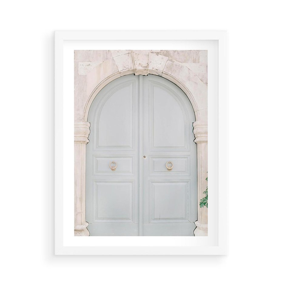 Plakat w ramie 50x70 - Błękitne Drzwi Kamienicy: Urok Historii - stare piękne drzwi do kamienicy, błękitne drzwi - rama biała