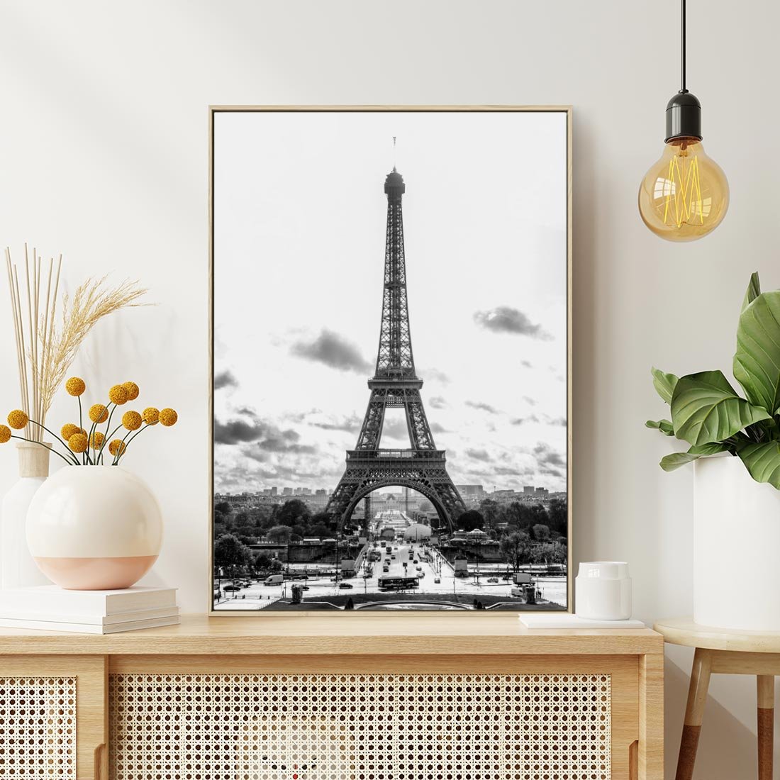Obraz w ramie 50x70 - Wieża Eiffla - czarno białe zdjecie, wieża eiffla - rama drewno