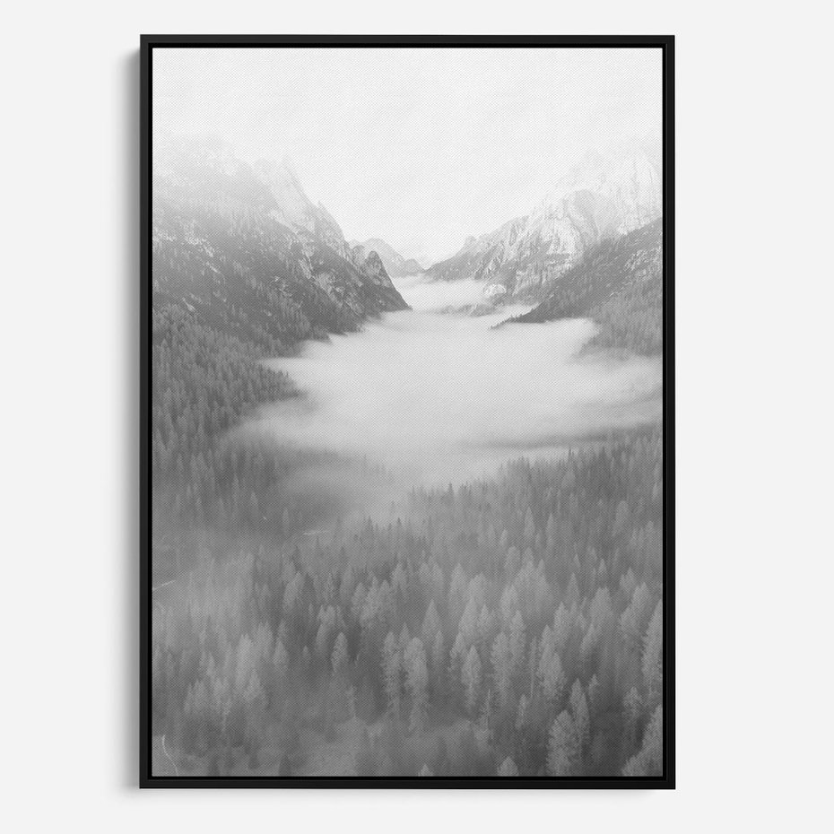 Obraz w ramie 50x70 - Szare Góry - zamglony krajobraz, las - rama czarna