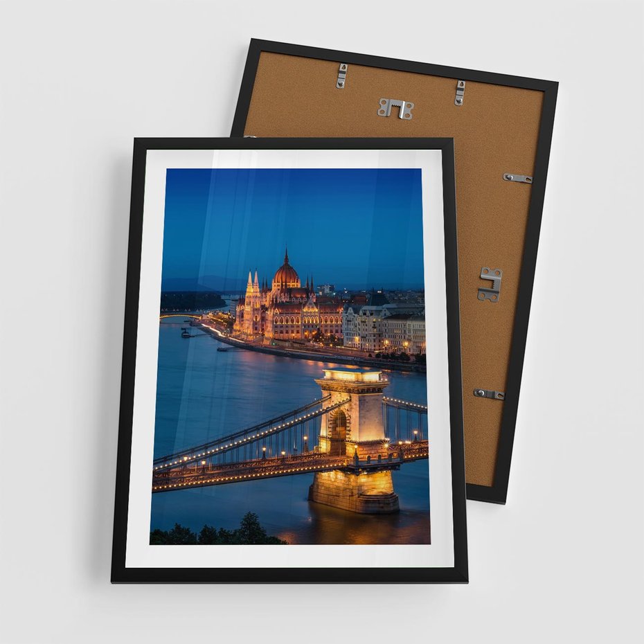 Plakat w ramie 50x70 - Mostowe miasto nocą - miasto, most - rama czarna
