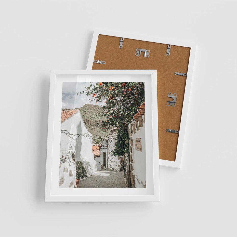 Plakat w ramie 40x50 - Południe Europy - śródziemnomorski krajobraz, uliczka we włoszech - rama biała