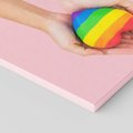 Obraz na płótnie 70x70 - Miłość na Dłoniach - zdjęcie, dłonie trzymają ulepione tęczowe serce