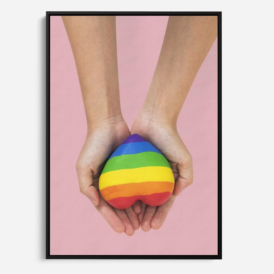 Obraz w ramie 70x100 - Miłość na Dłoniach - zdjęcie, dłonie trzymają ulepione tęczowe serce - rama czarna