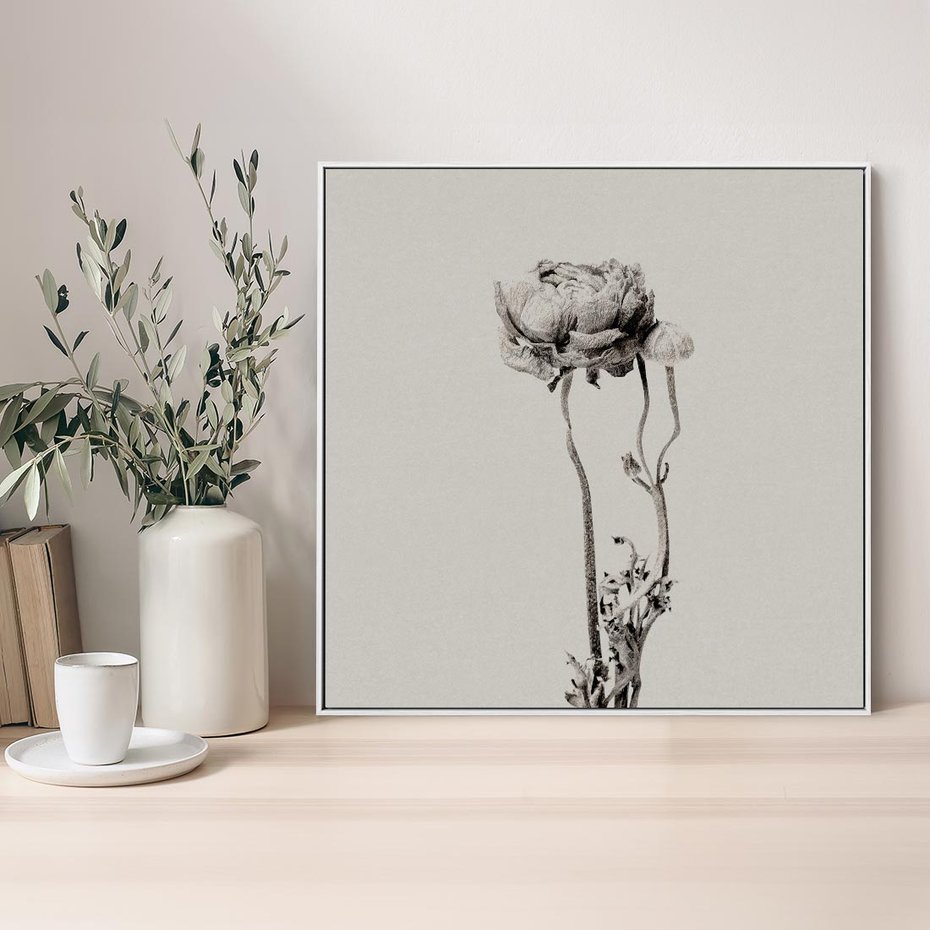 Obraz w ramie 80x80 - Kwiatowa Symfonia w Szarościach - czarno biała odbitka, jak fotografia - rama biała