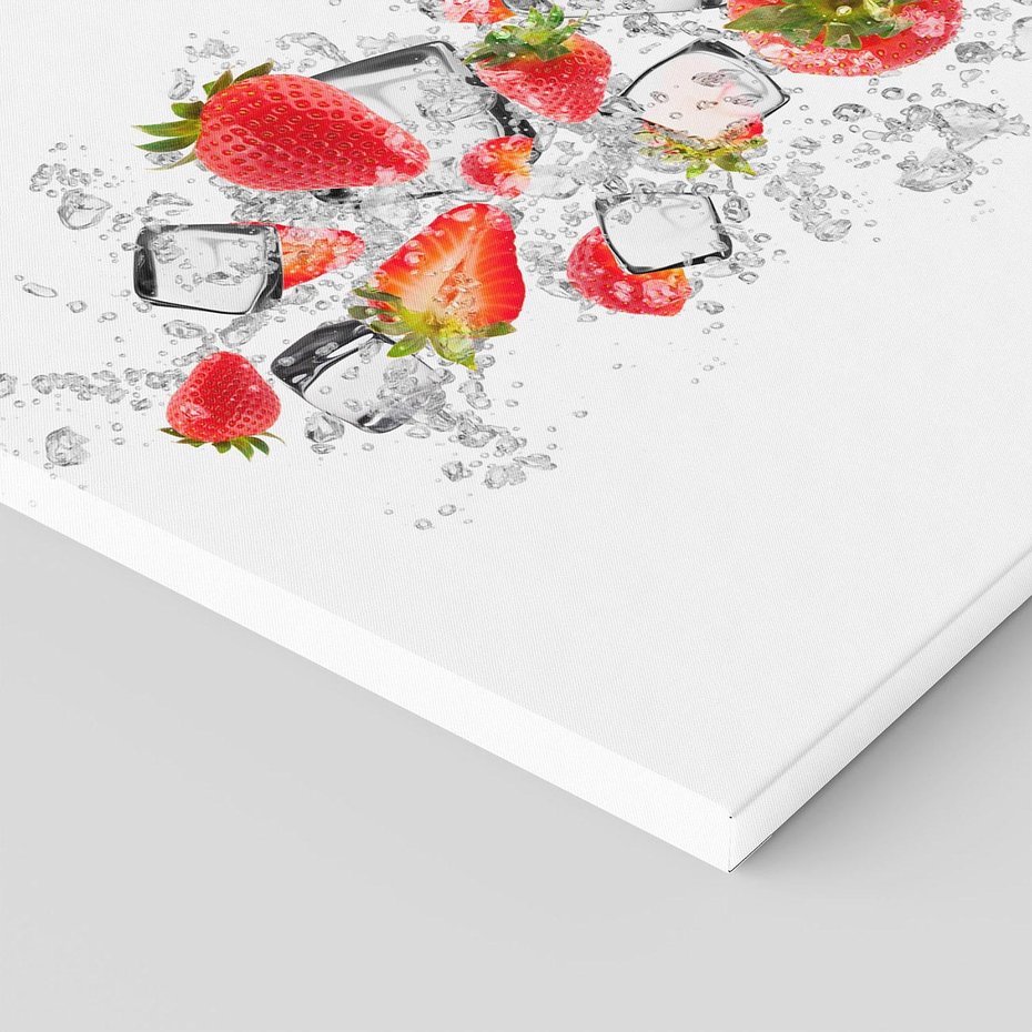 Obraz na płótnie 70x50 - Oaza świeżości: truskawki w wodzie - truskawki, woda