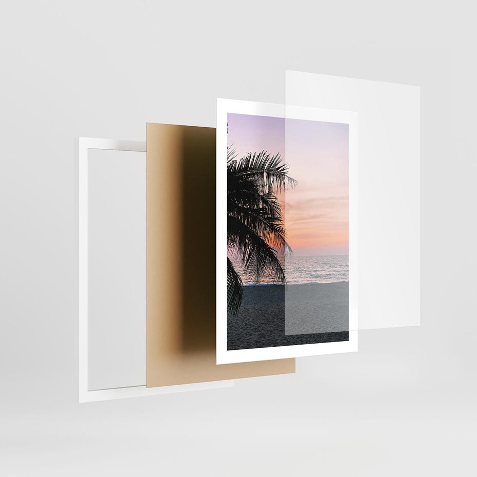Plakat w ramie 50x70 - Tropikalny Zachód Słońca: Piękno Palmy - palma, nad morzem - rama biała