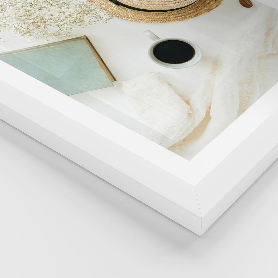 Plakat w ramie 50x70 - Boho Urok - kompozycja boho, slomkowy kapelusz - rama biała