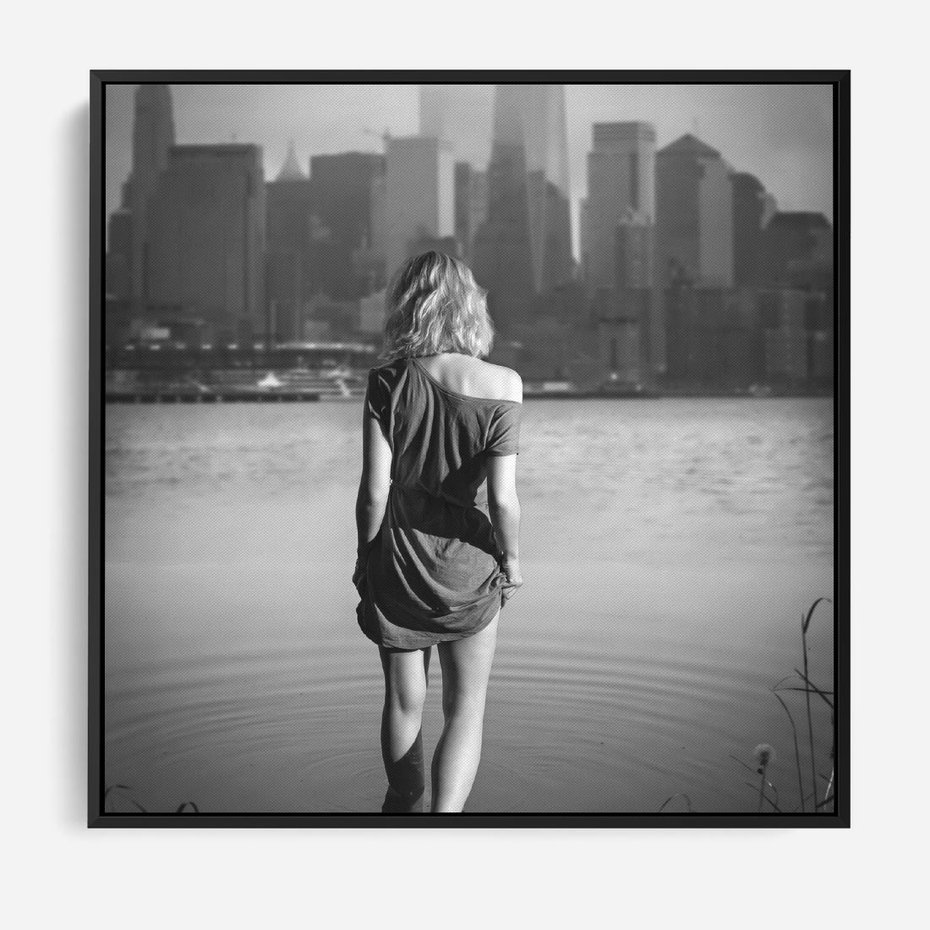 Obraz w ramie 50x50 - Kapiel w Mieście - czarno białe zdjęcie, kobieta wchodzi do wody - rama czarna