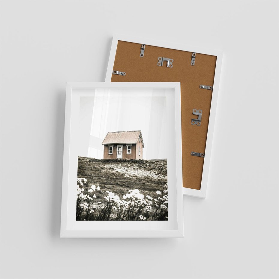Plakat w ramie 30x40 - Krajobraz z Przeszłości: Kwitnąca Łąka w Sepii - domek na wzgórzu, kwitnąca łąka - rama biała