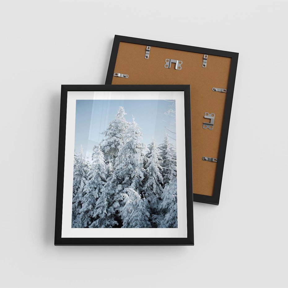 Plakat w ramie 40x50 - Magia Śnieżnych Drzew - zima, iglaste drzewa - rama czarna