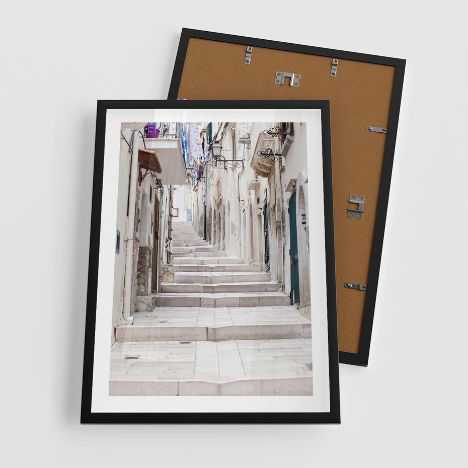 Plakat w ramie 50x70 - Urokliwa uliczka w perspektywie - uliczka, perspektywa - rama czarna