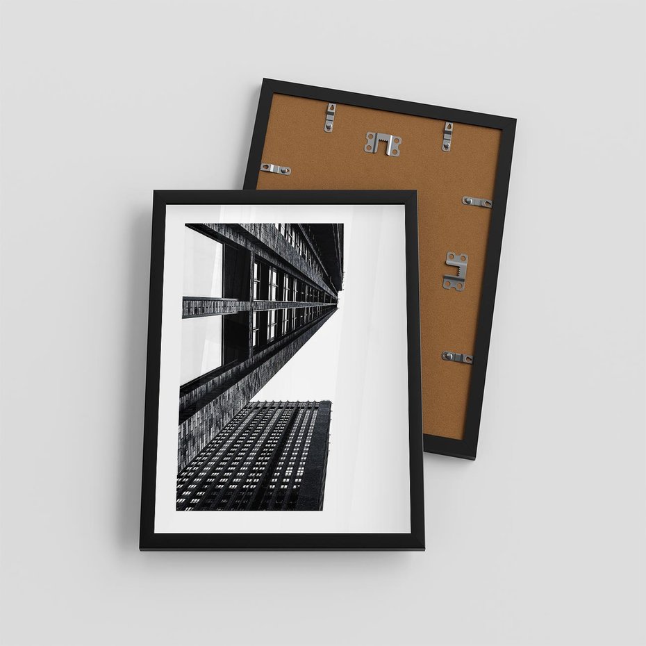 Plakat w ramie 30x40 - Geometryczna Asymetria - architektura, czarno białe zdjęcie - rama czarna