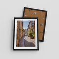 Plakat w ramie 30x40 - Uliczka Wakacyjnego Miasteczka - uliczka, wakacje - rama czarna