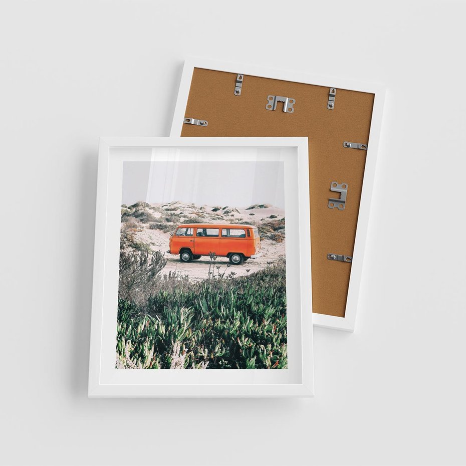 Plakat w ramie 40x50 - Podróże po Pustyni - stary samochód van, pomarańczowy - rama biała