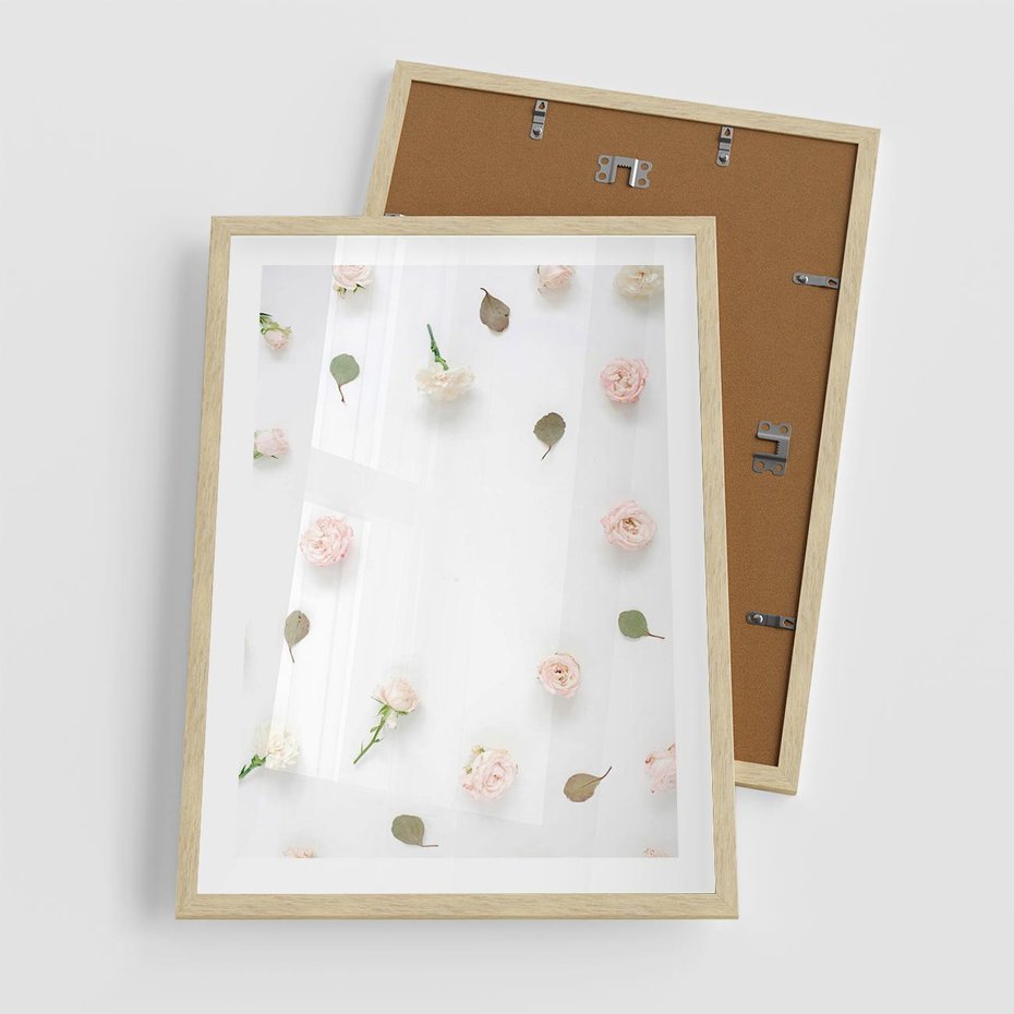 Plakat w ramie 50x70 - Romantyczna Kompozycja z Różami - kompozycja kwiatowa, róże - rama drewno