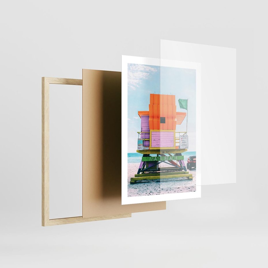 Plakat w ramie 50x70 - Plaża Miami w Słoneczny Dzień - domek ratownika, kolorowy - rama drewno