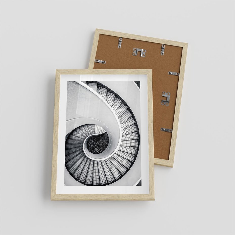 Plakat w ramie 30x40 - Nowoczesne Schody: Kręcone Piękno - nowoczesna architektura, kręcone schody - rama drewno