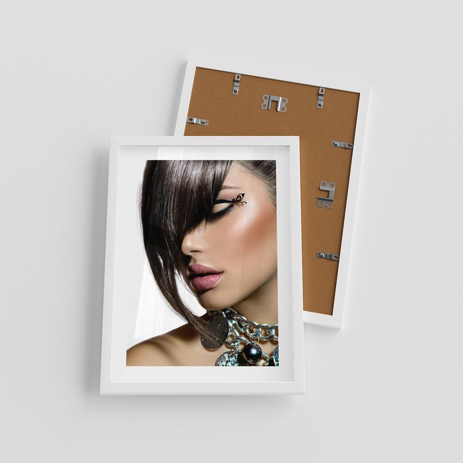 Plakat w ramie 30x40 - Kobieca Fryzura w Ruchu - fryzura, kobieta - rama biała