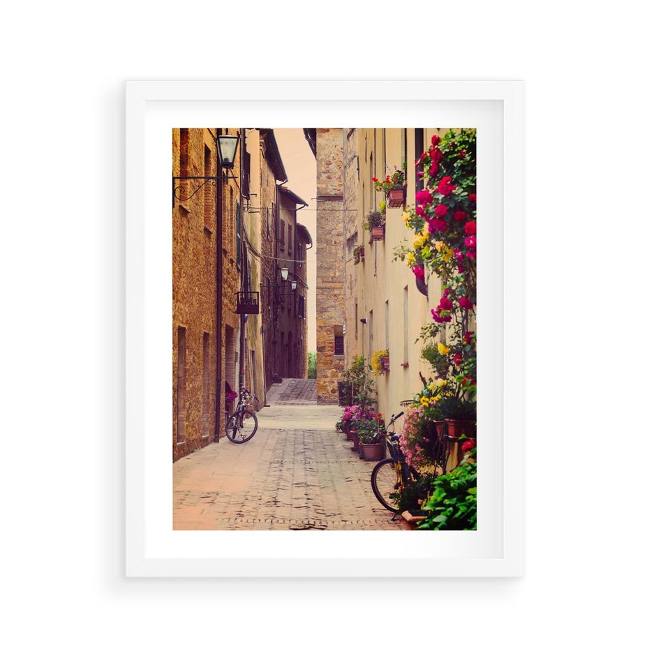 Plakat w ramie 40x50 - Rowerowa przygoda w uliczkach pełnych perspektywy - uliczka, perspektywa - rama biała