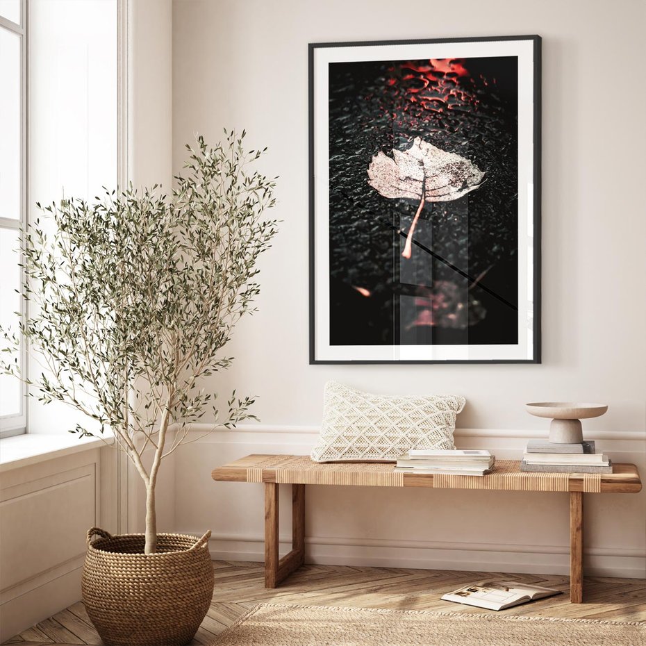 Plakat bez ramy 21x30 - Jesień w Detalu: Liść na Mokrej Drodze - liść, jesień