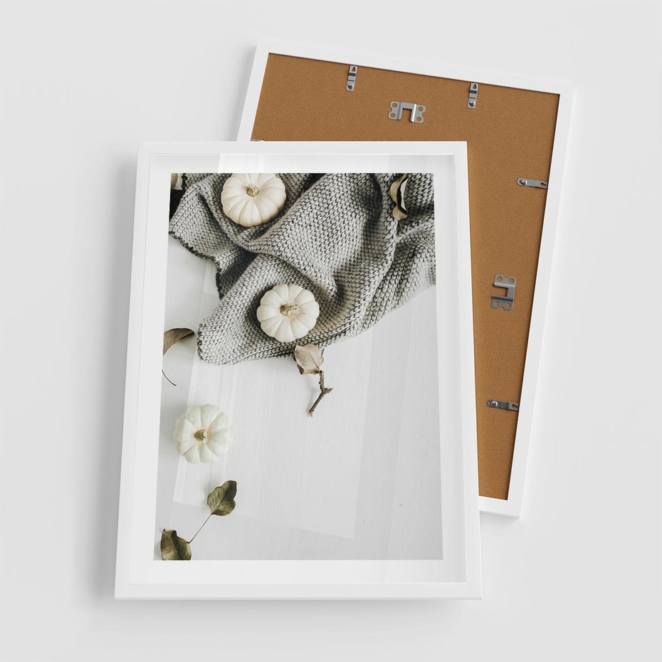 Plakat w ramie 50x70 - Białe Dynie i Przytulny Koc - kompozycja jesienna, białe dynie - rama biała