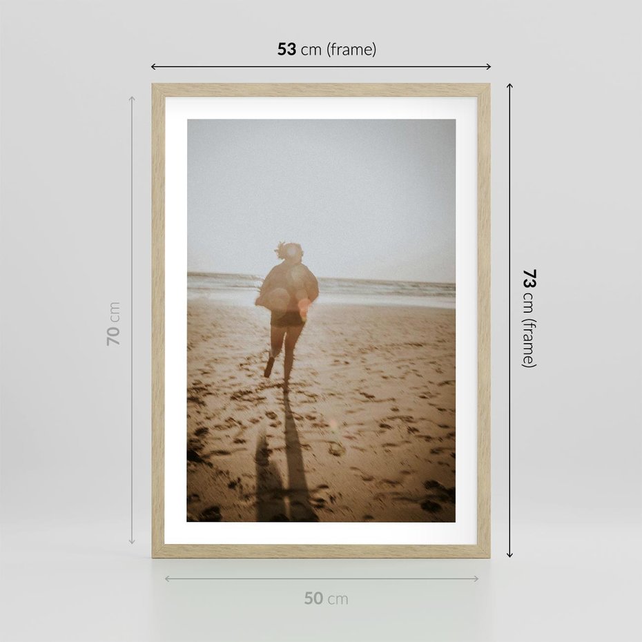 Plakat w ramie 50x70 - O Zachodzie Słońca - klimatyczna fotografia, postać biegnie po plaży - rama drewno