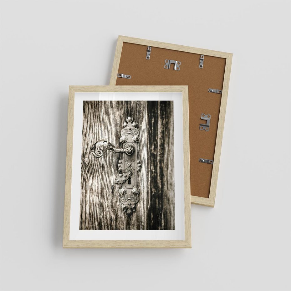 Plakat w ramie 30x40 - Stare Drzwi z Ozdobną Klamką - stare drzwi, klamka - rama drewno