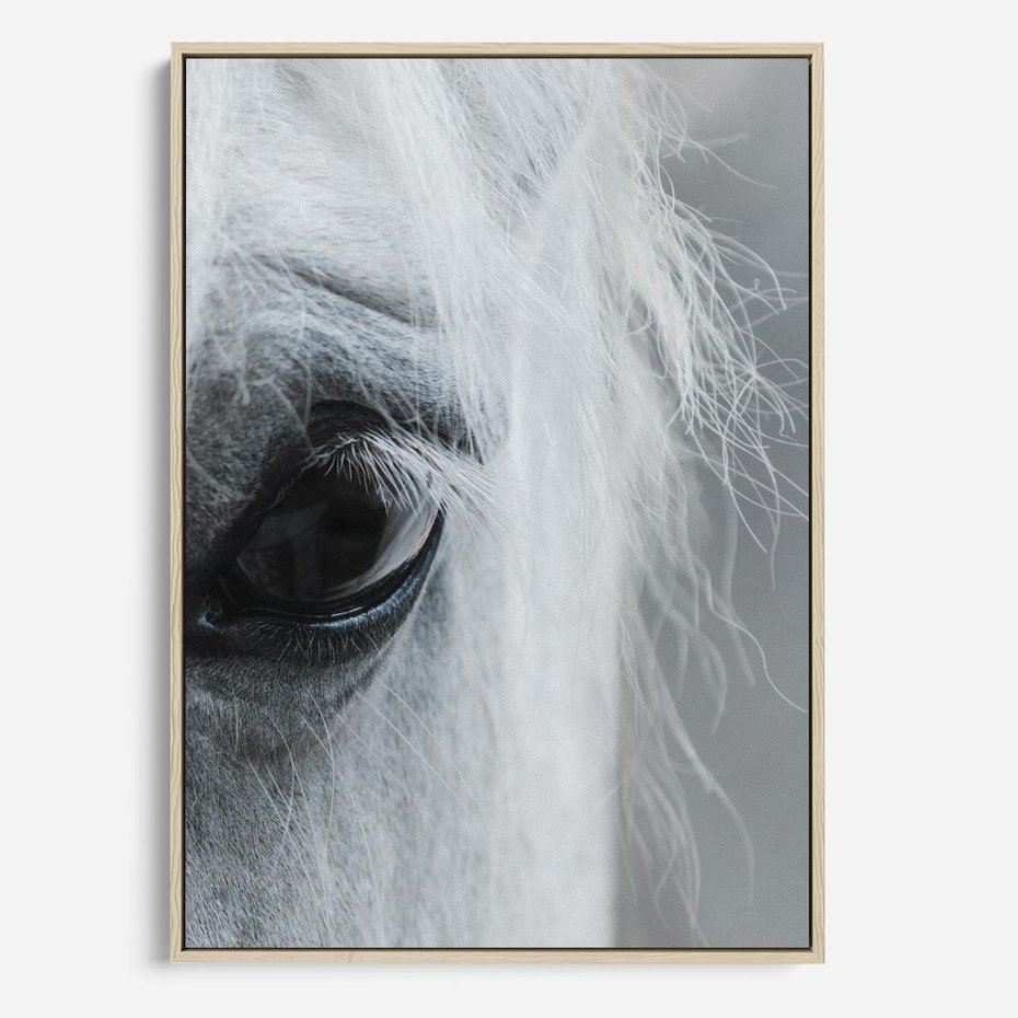 Obraz w ramie 80x120 - Oko Mocy - czarno białe zdjęcie, zbliżenie makro na oko konia - rama drewno
