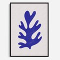 Obraz w ramie 70x100 - Przenikająca Struktura - boho plakat, niebieski liść w intensywnym kolorze - rama czarna