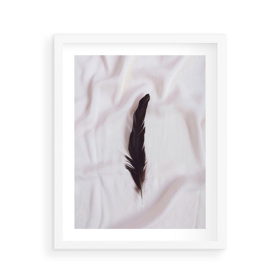 Plakat w ramie 40x50 - Prosta Elegancja - czarne pióro na białej pościeli, minimalizm - rama biała